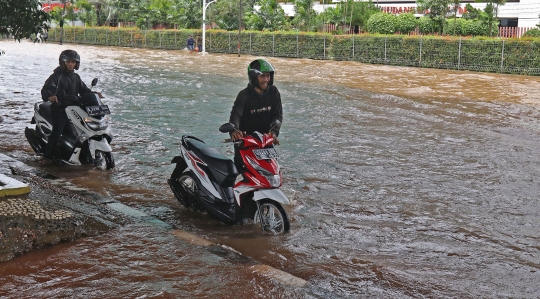 Jalan Ahmad Yani Lumpuh Akibat Banjir