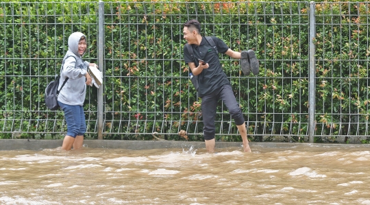 Jalan Ahmad Yani Lumpuh Akibat Banjir