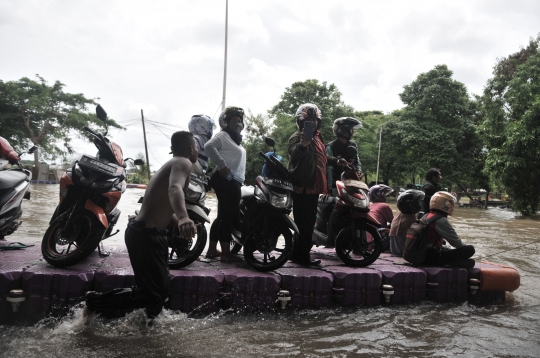Jasa Pengangkut Sepeda Motor Saat Banjir