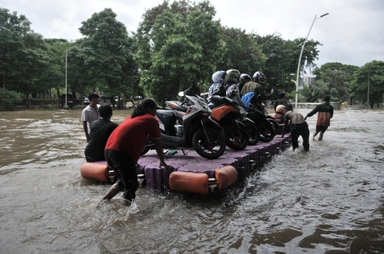 Jasa Pengangkut Sepeda Motor Saat Banjir