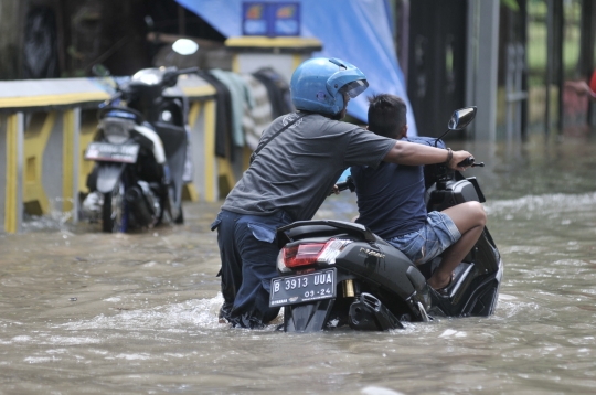 Puluhan Motor Mogok Akibat Nekat Terobos Banjir