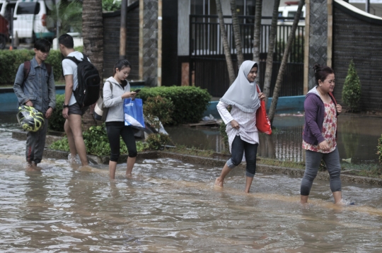 Banjir Terlantarkan Pengguna Transportasi Umum