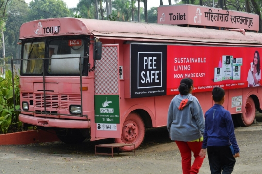 Uniknya Bus Tua Disulap Jadi Toilet Umum di India