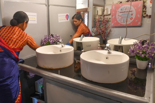 Uniknya Bus Tua Disulap Jadi Toilet Umum di India