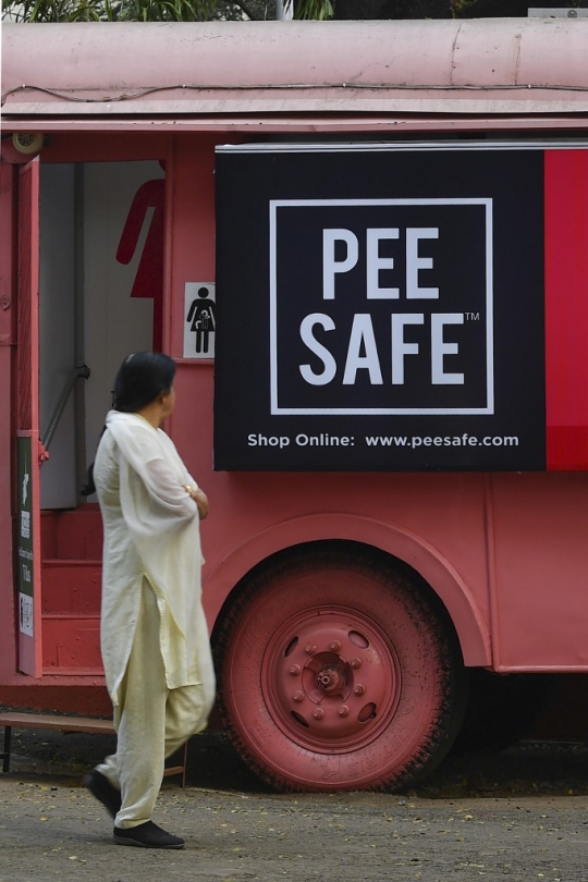 Uniknya Bus Tua Disulap Jadi Toilet Umum di India