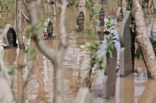 Banjir Rendam Ribuan Makam di Pulo Nangka