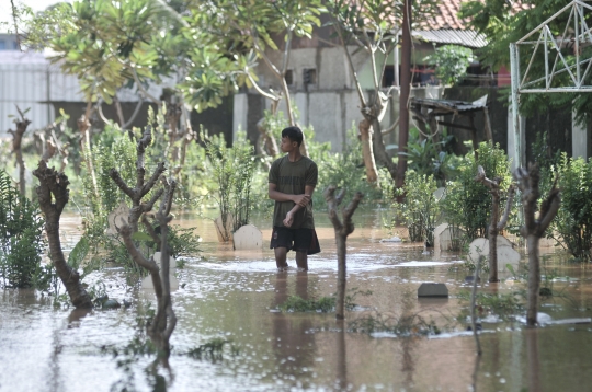 Banjir Rendam Ribuan Makam di Pulo Nangka