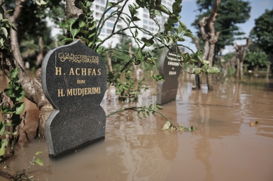 Banjir Rendam Ribuan Makam di Pulo Nangka