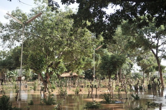 Banjir Rendam Ribuan Makam di Pulo Nangka