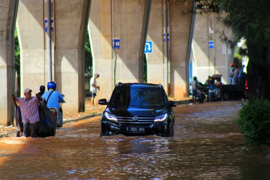 Pengendara Nekat Terjang Banjir di Jalan Kayu Putih