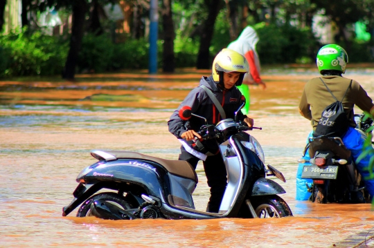 Pengendara Nekat Terjang Banjir di Jalan Kayu Putih