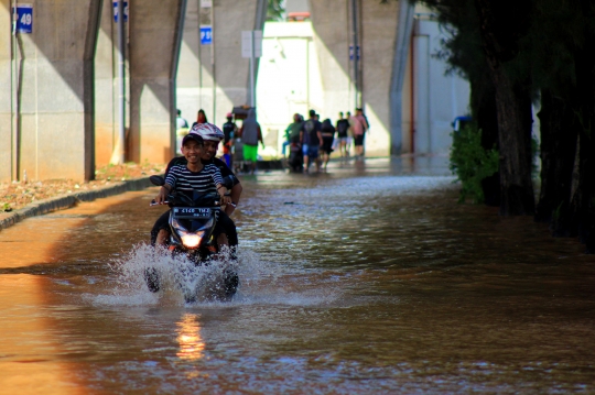 Pengendara Nekat Terjang Banjir di Jalan Kayu Putih