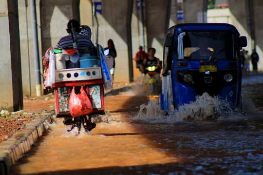 Pengendara Nekat Terjang Banjir di Jalan Kayu Putih