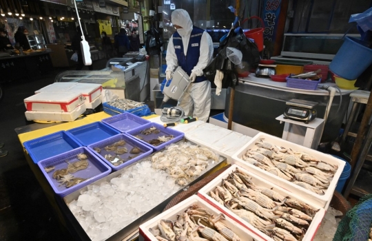 Virus Corona Meluas di Korsel, Petugas Gencar Semprot Disinfektan ke Pasar-pasar