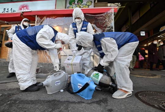 Virus Corona Meluas di Korsel, Petugas Gencar Semprot Disinfektan ke Pasar-pasar
