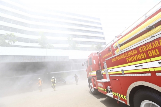 Kepulan Asap Putih Selimuti Gedung Nusantara III DPR