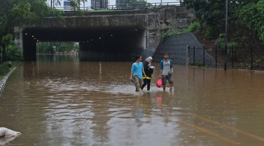 Terowongan di Jalan DI Panjaitan Lumpuh Akibat Banjir