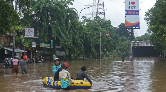 Terowongan di Jalan DI Panjaitan Lumpuh Akibat Banjir