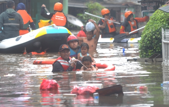 Evakuasi Anak-anak Saat Banjir 2 Meter Melanda Karet Pasar Baru Barat