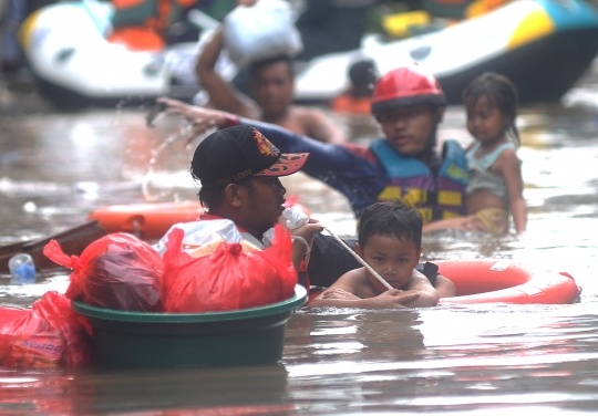 Evakuasi Anak-anak Saat Banjir 2 Meter Melanda Karet Pasar Baru Barat