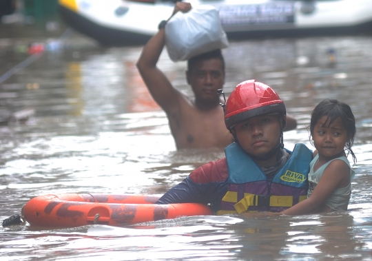 Evakuasi Anak-anak Saat Banjir 2 Meter Melanda Karet Pasar Baru Barat