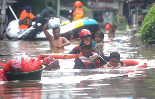 Evakuasi Anak-anak Saat Banjir 2 Meter Melanda Karet Pasar Baru Barat