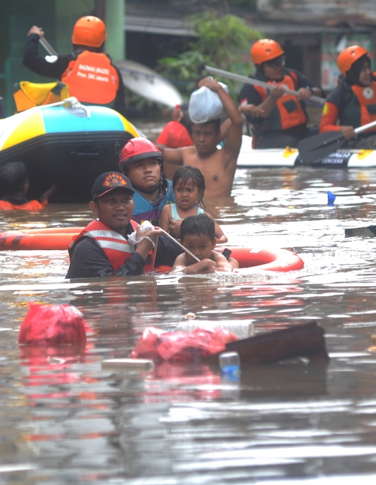 Evakuasi Anak-anak Saat Banjir 2 Meter Melanda Karet Pasar Baru Barat