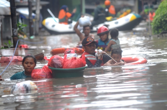 Evakuasi Anak-anak Saat Banjir 2 Meter Melanda Karet Pasar Baru Barat