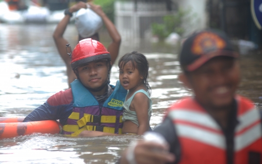 Evakuasi Anak-anak Saat Banjir 2 Meter Melanda Karet Pasar Baru Barat