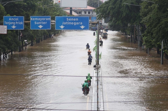 Banjir Genangi Jalan Dr. Sutomo