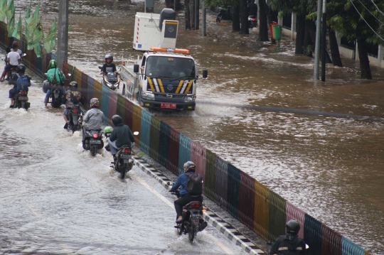 Banjir Genangi Jalan Dr. Sutomo