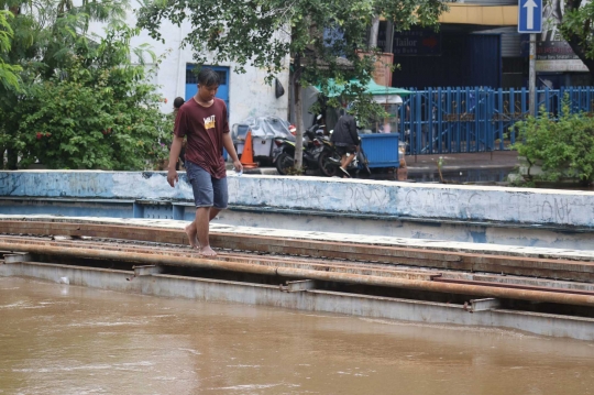 Banjir Genangi Jalan Dr. Sutomo