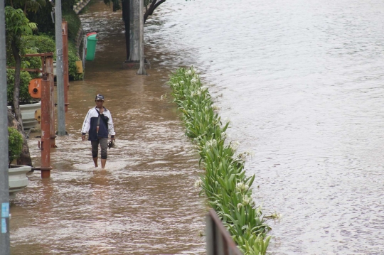 Banjir Genangi Jalan Dr. Sutomo