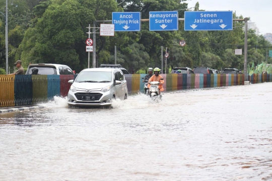 Banjir Genangi Jalan Dr. Sutomo