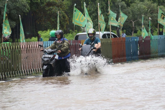 Banjir Genangi Jalan Dr. Sutomo