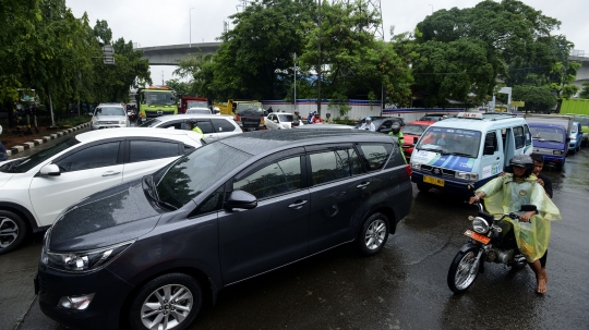 Banjir, Lalu Lintas Cawang-UKI Macet