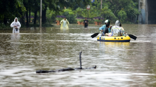 Banjir, Lalu Lintas Cawang-UKI Macet