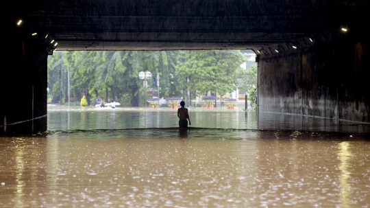 Banjir, Lalu Lintas Cawang-UKI Macet