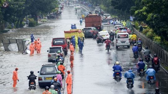 Banjir, Lalu Lintas Cawang-UKI Macet