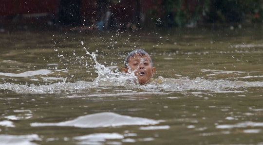 Saat Anak-anak Asyik Main Banjir di Jalan Raya Pondok Gede