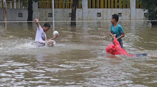 Saat Anak-anak Asyik Main Banjir di Jalan Raya Pondok Gede