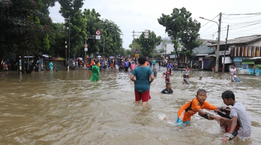 Saat Anak-anak Asyik Main Banjir di Jalan Raya Pondok Gede