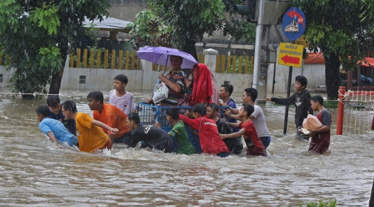 Saat Anak-anak Asyik Main Banjir di Jalan Raya Pondok Gede