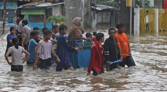 Saat Anak-anak Asyik Main Banjir di Jalan Raya Pondok Gede