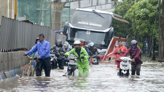 Puluhan Motor Mogok Saat Lintasi Banjir di Jalan Raya Bekasi