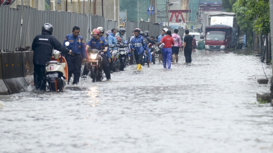 Puluhan Motor Mogok Saat Lintasi Banjir di Jalan Raya Bekasi