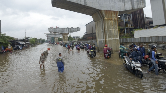 Puluhan Motor Mogok Saat Lintasi Banjir di Jalan Raya Bekasi