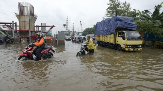 Puluhan Motor Mogok Saat Lintasi Banjir di Jalan Raya Bekasi