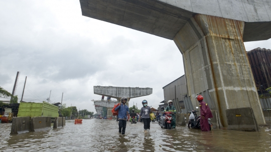 Puluhan Motor Mogok Saat Lintasi Banjir di Jalan Raya Bekasi