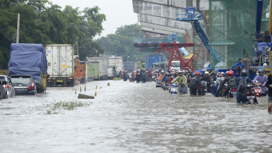 Puluhan Motor Mogok Saat Lintasi Banjir di Jalan Raya Bekasi